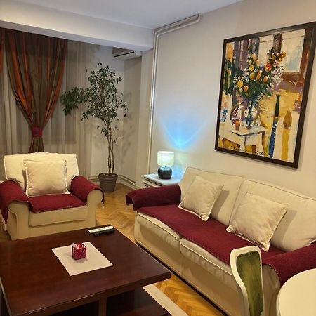 Lovely Square Apartment Purple Velvet 斯科普里 外观 照片