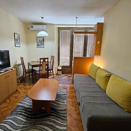 Lovely Square Apartment Purple Velvet 斯科普里 外观 照片