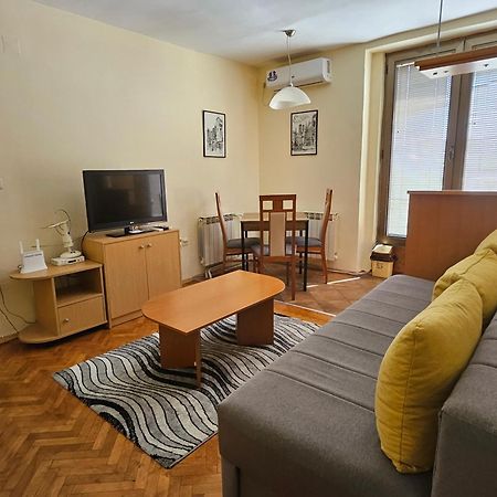 Lovely Square Apartment Purple Velvet 斯科普里 外观 照片