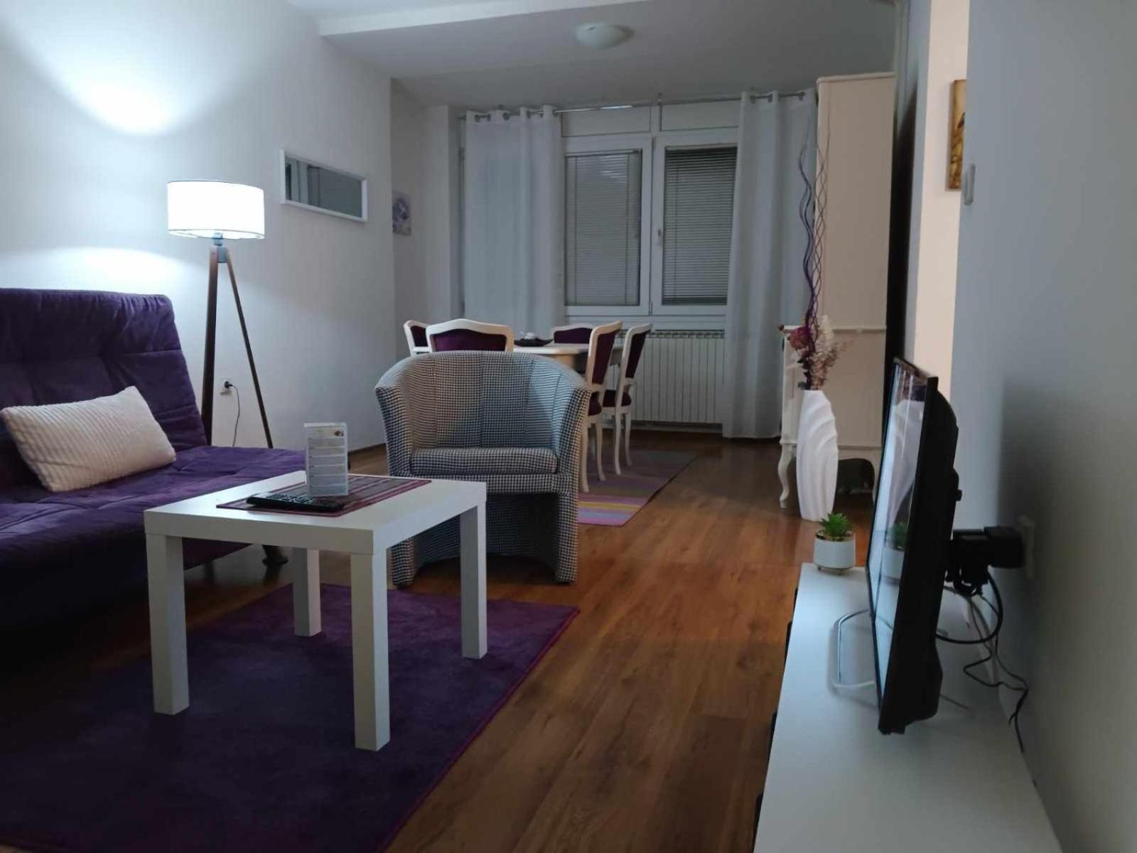 Lovely Square Apartment Purple Velvet 斯科普里 外观 照片