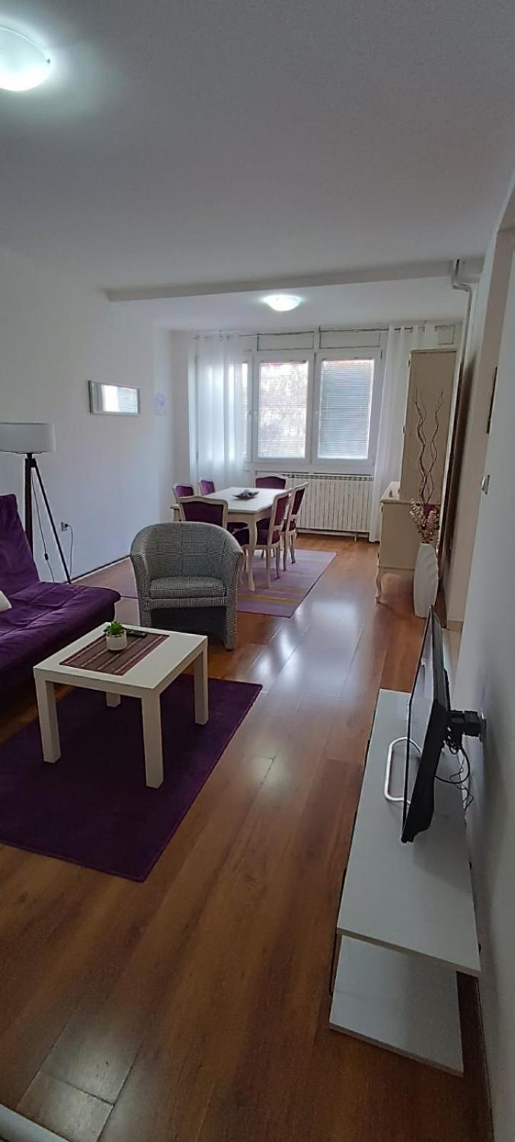 Lovely Square Apartment Purple Velvet 斯科普里 外观 照片