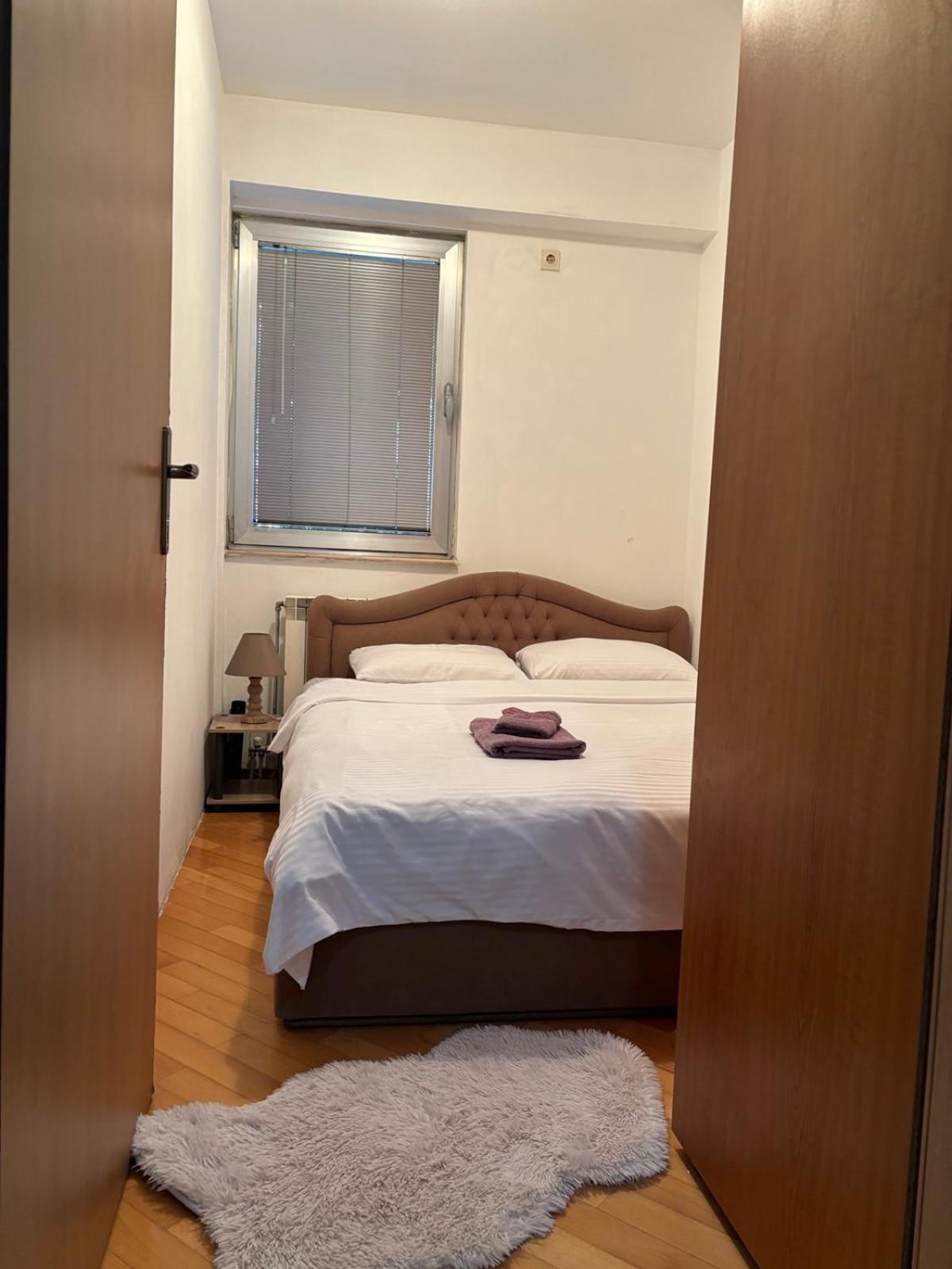 Lovely Square Apartment Purple Velvet 斯科普里 客房 照片