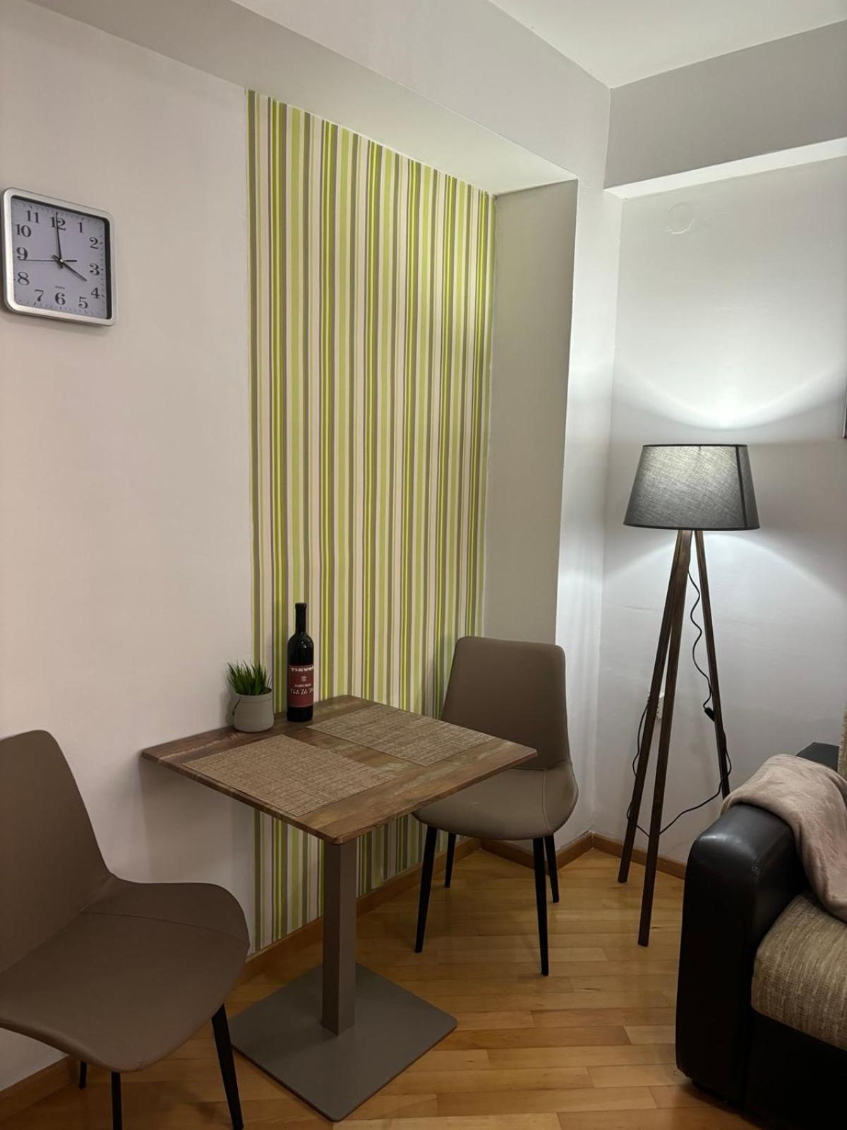 Lovely Square Apartment Purple Velvet 斯科普里 外观 照片