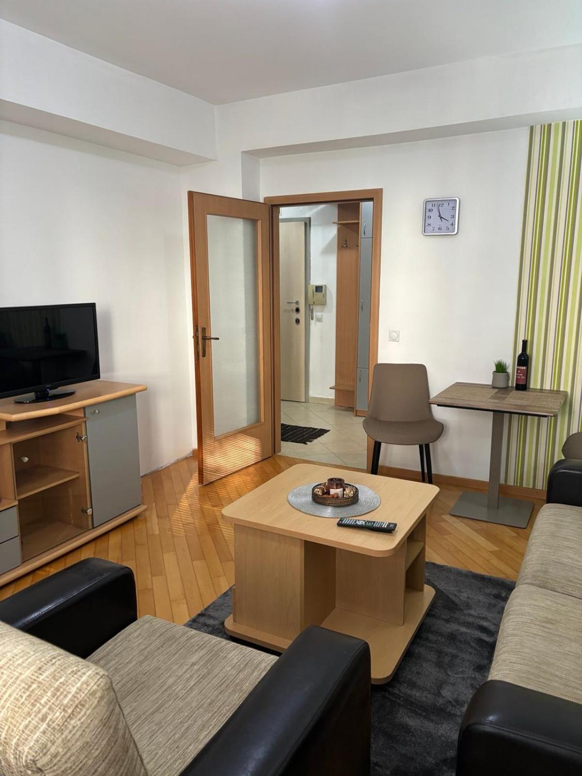 Lovely Square Apartment Purple Velvet 斯科普里 外观 照片