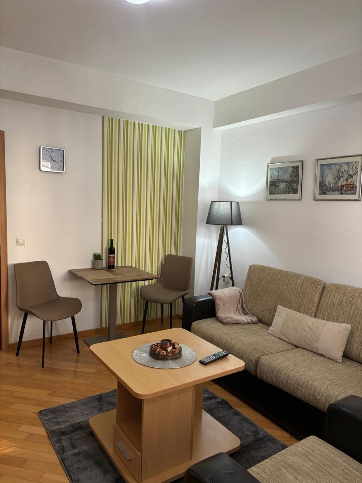 Lovely Square Apartment Purple Velvet 斯科普里 外观 照片