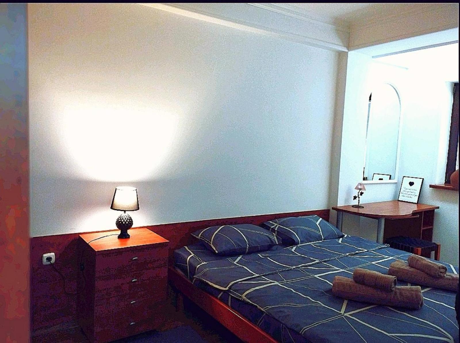 Lovely Square Apartment Purple Velvet 斯科普里 客房 照片