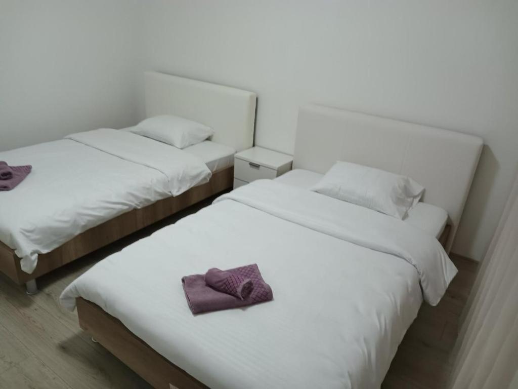Lovely Square Apartment Purple Velvet 斯科普里 客房 照片
