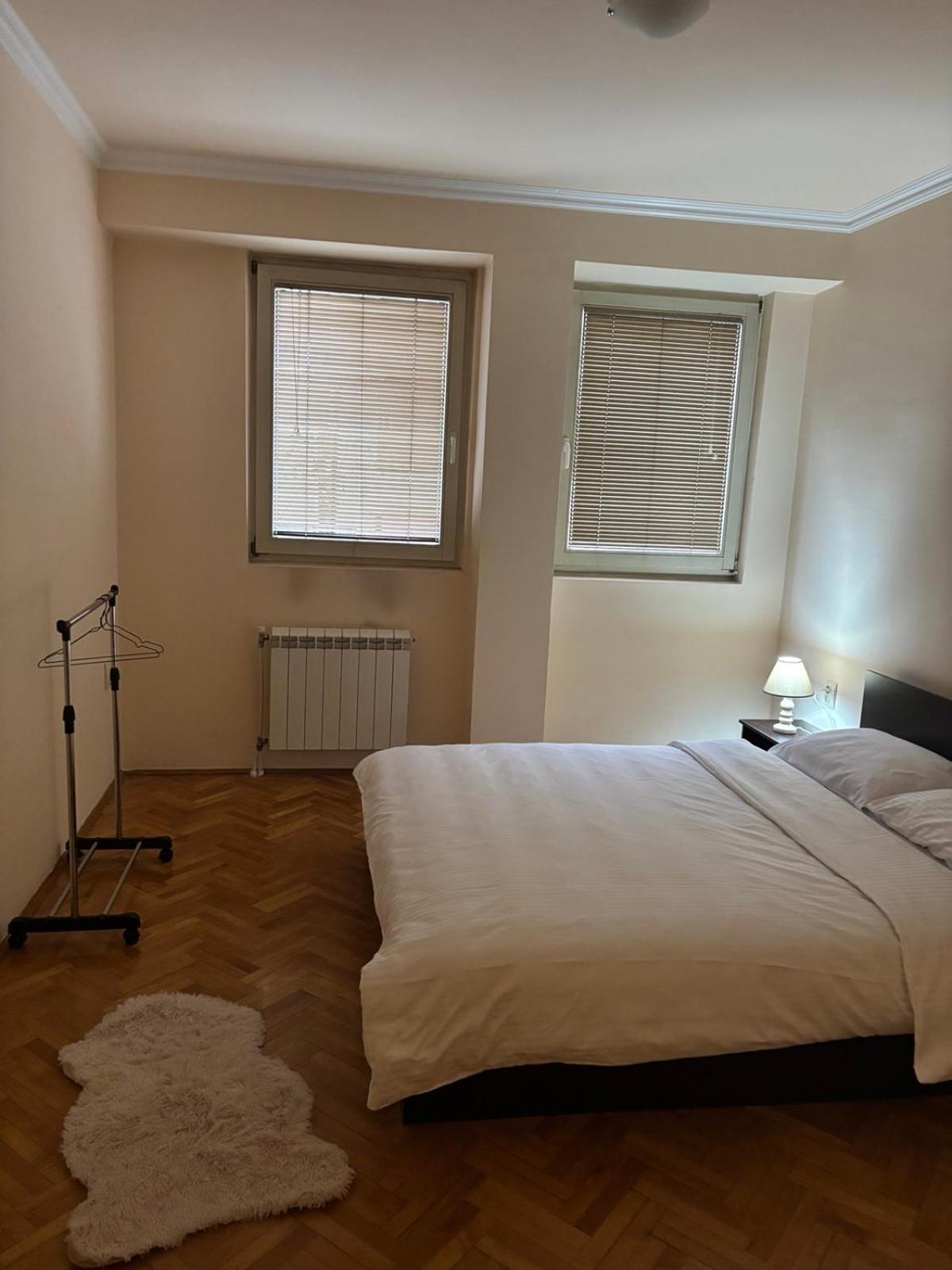 Lovely Square Apartment Purple Velvet 斯科普里 客房 照片