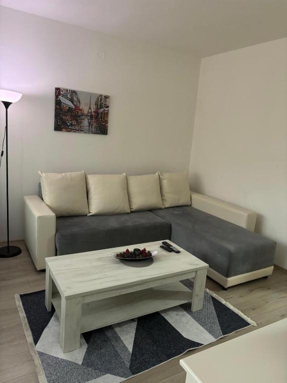 Lovely Square Apartment Purple Velvet 斯科普里 客房 照片