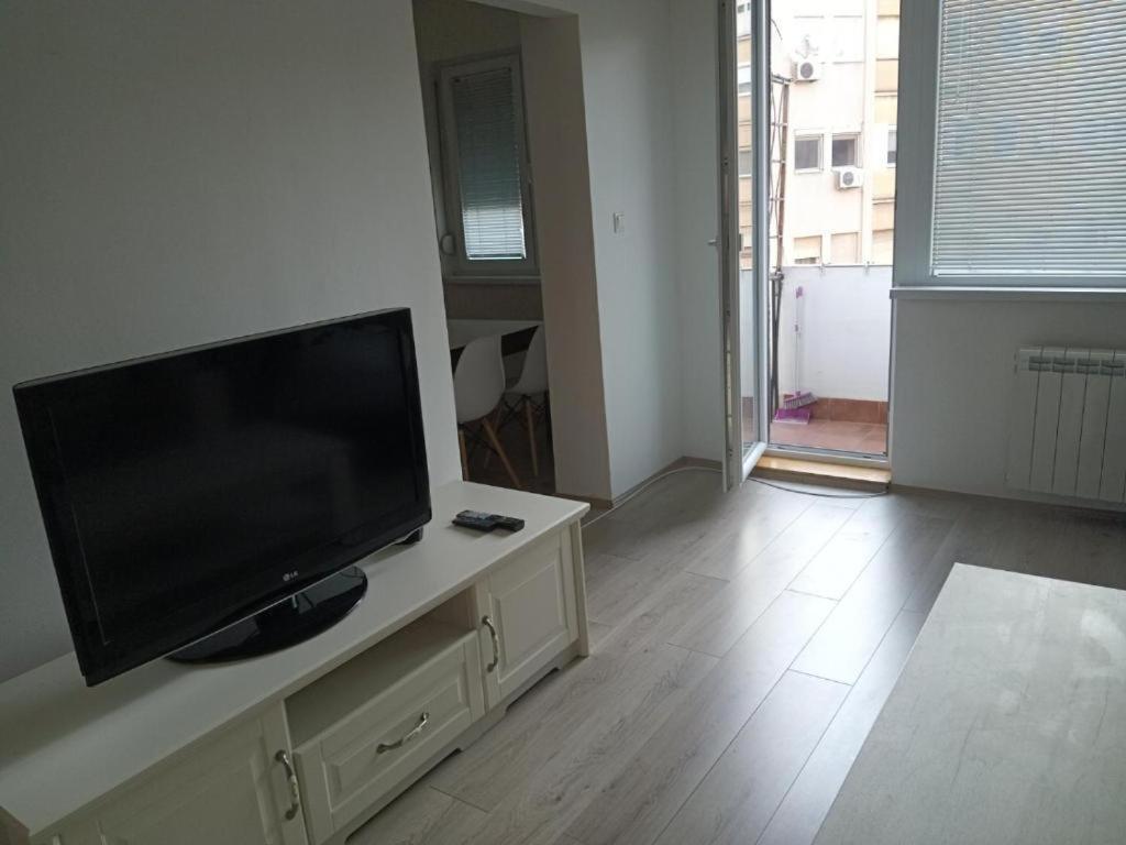 Lovely Square Apartment Purple Velvet 斯科普里 客房 照片