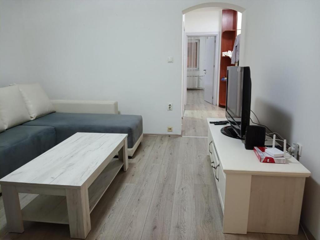 Lovely Square Apartment Purple Velvet 斯科普里 客房 照片