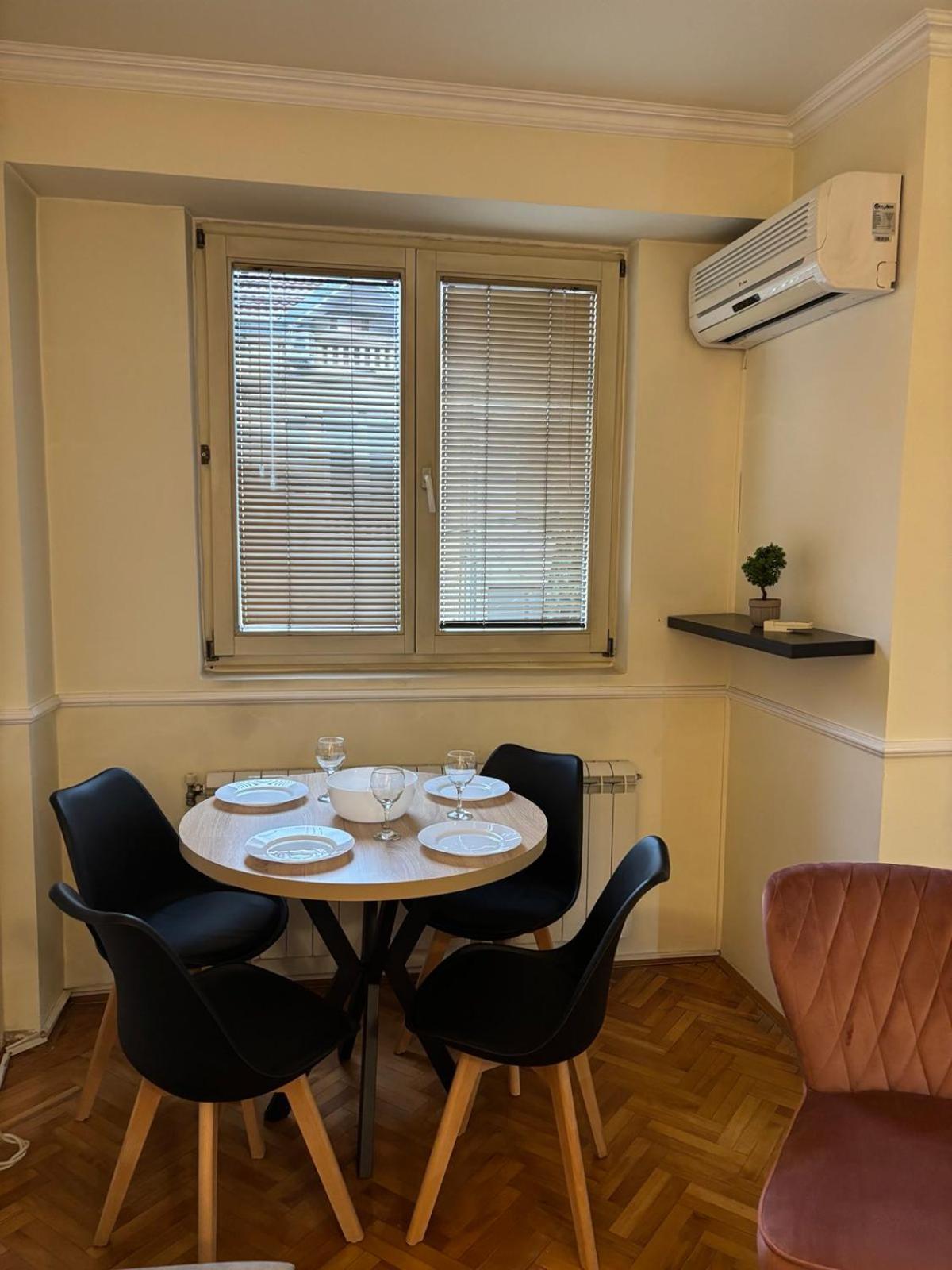 Lovely Square Apartment Purple Velvet 斯科普里 外观 照片