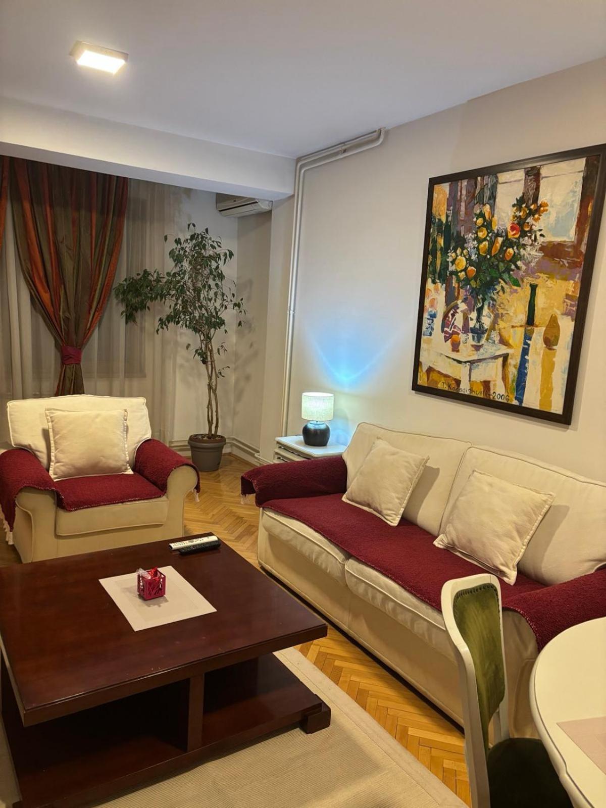 Lovely Square Apartment Purple Velvet 斯科普里 外观 照片