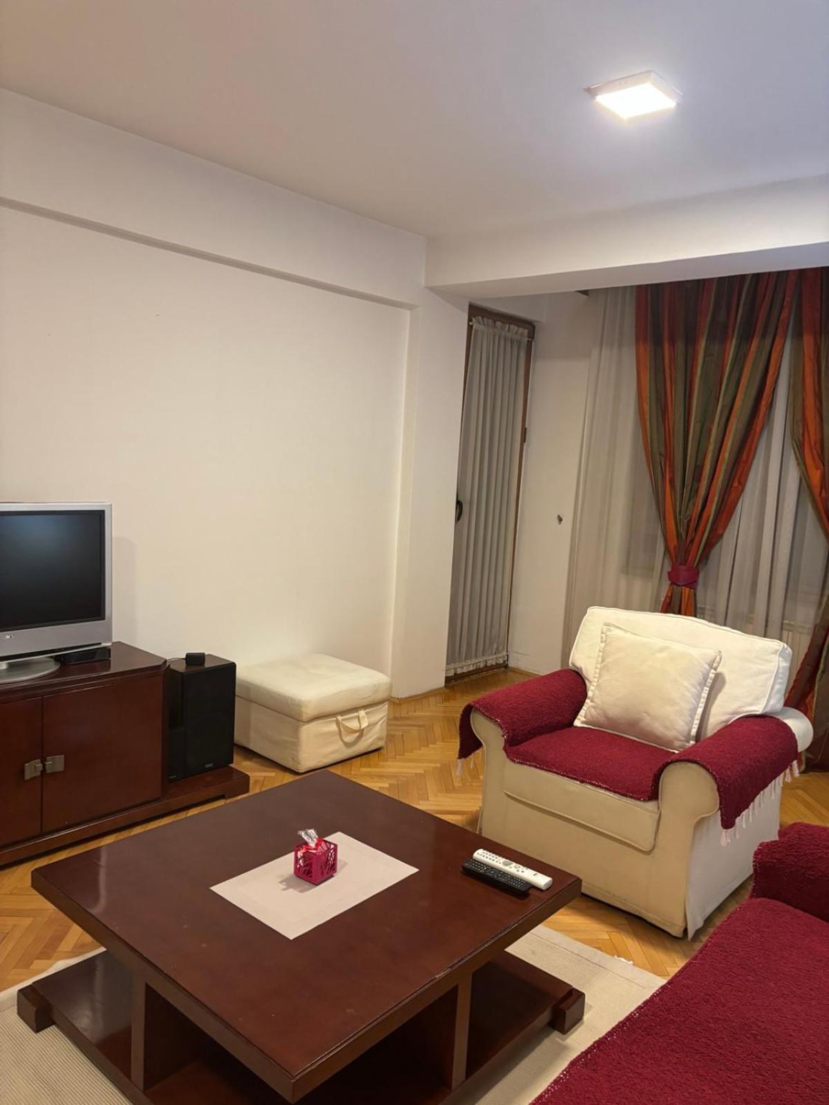 Lovely Square Apartment Purple Velvet 斯科普里 外观 照片