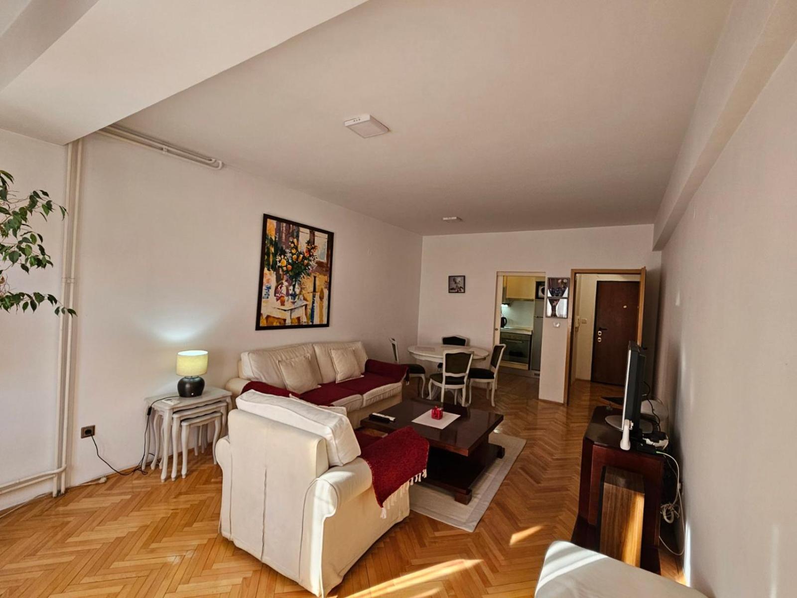 Lovely Square Apartment Purple Velvet 斯科普里 外观 照片