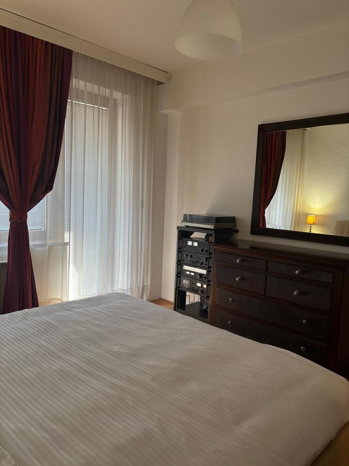 Lovely Square Apartment Purple Velvet 斯科普里 客房 照片