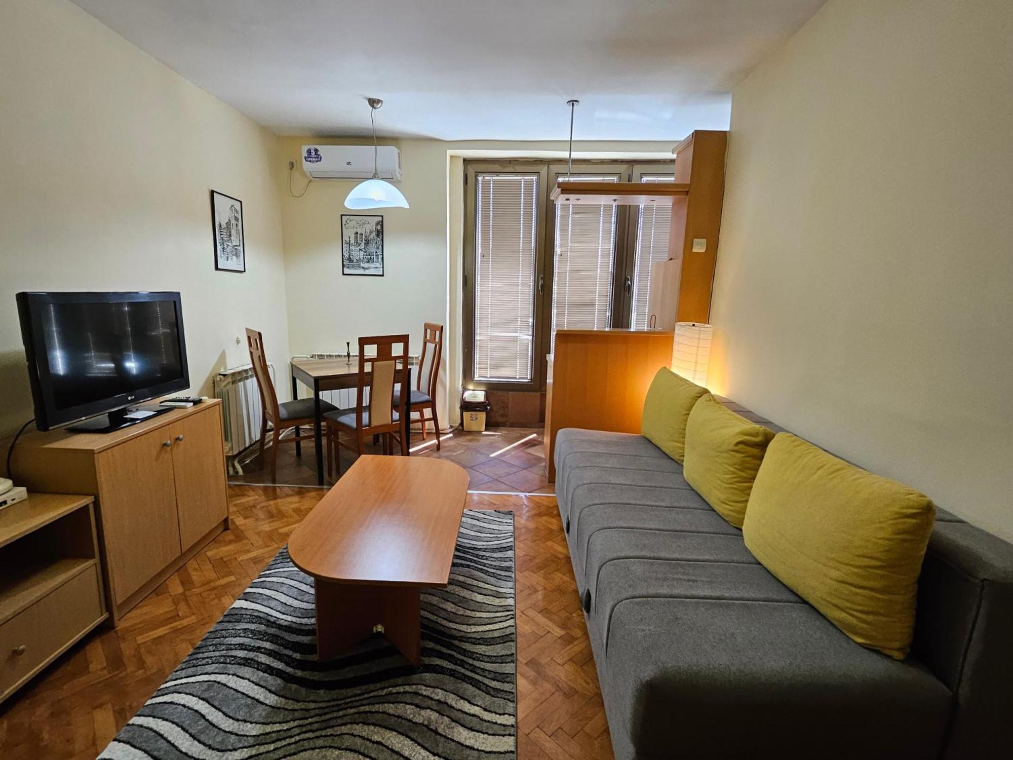 Lovely Square Apartment Purple Velvet 斯科普里 外观 照片