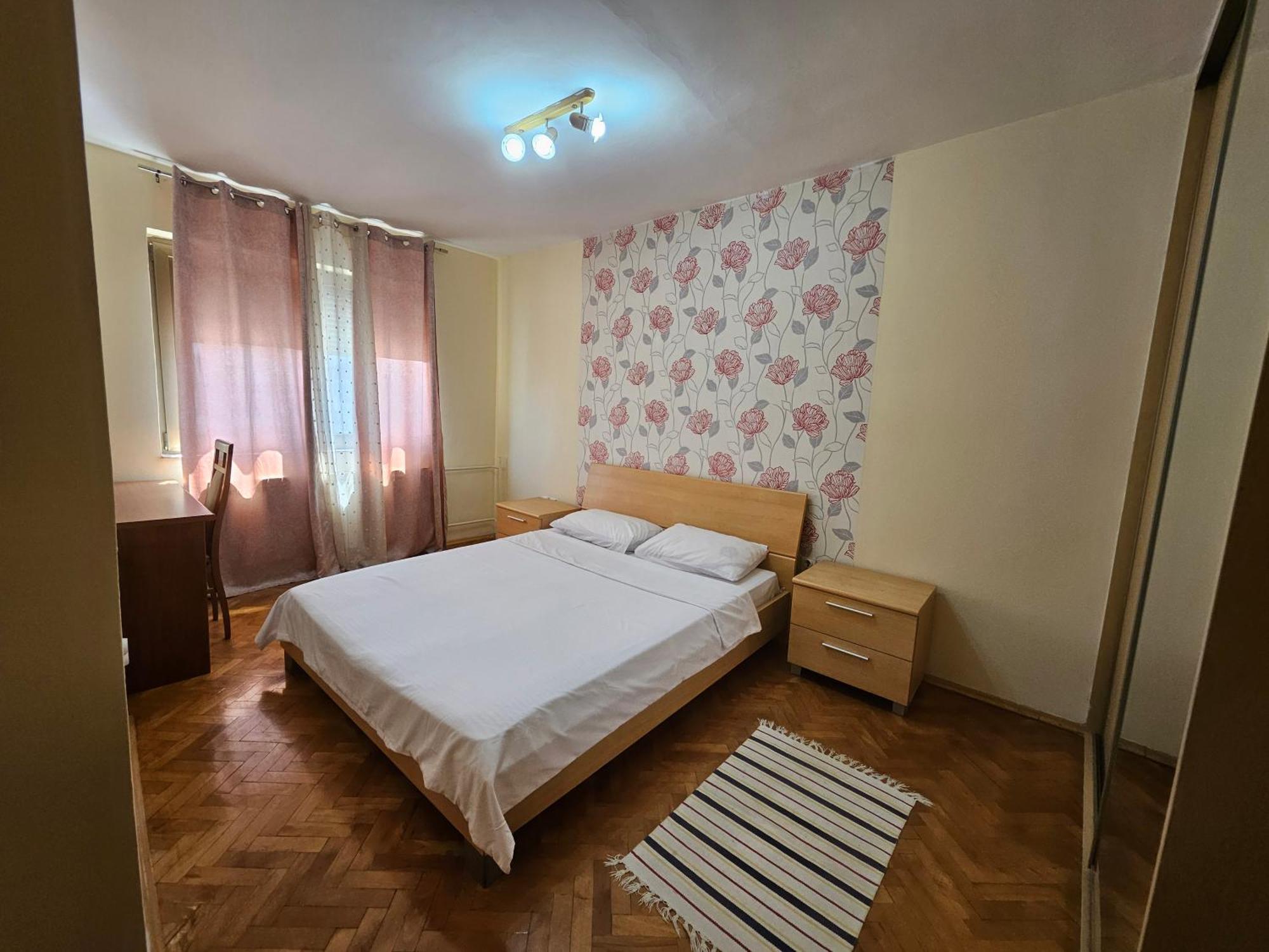 Lovely Square Apartment Purple Velvet 斯科普里 客房 照片