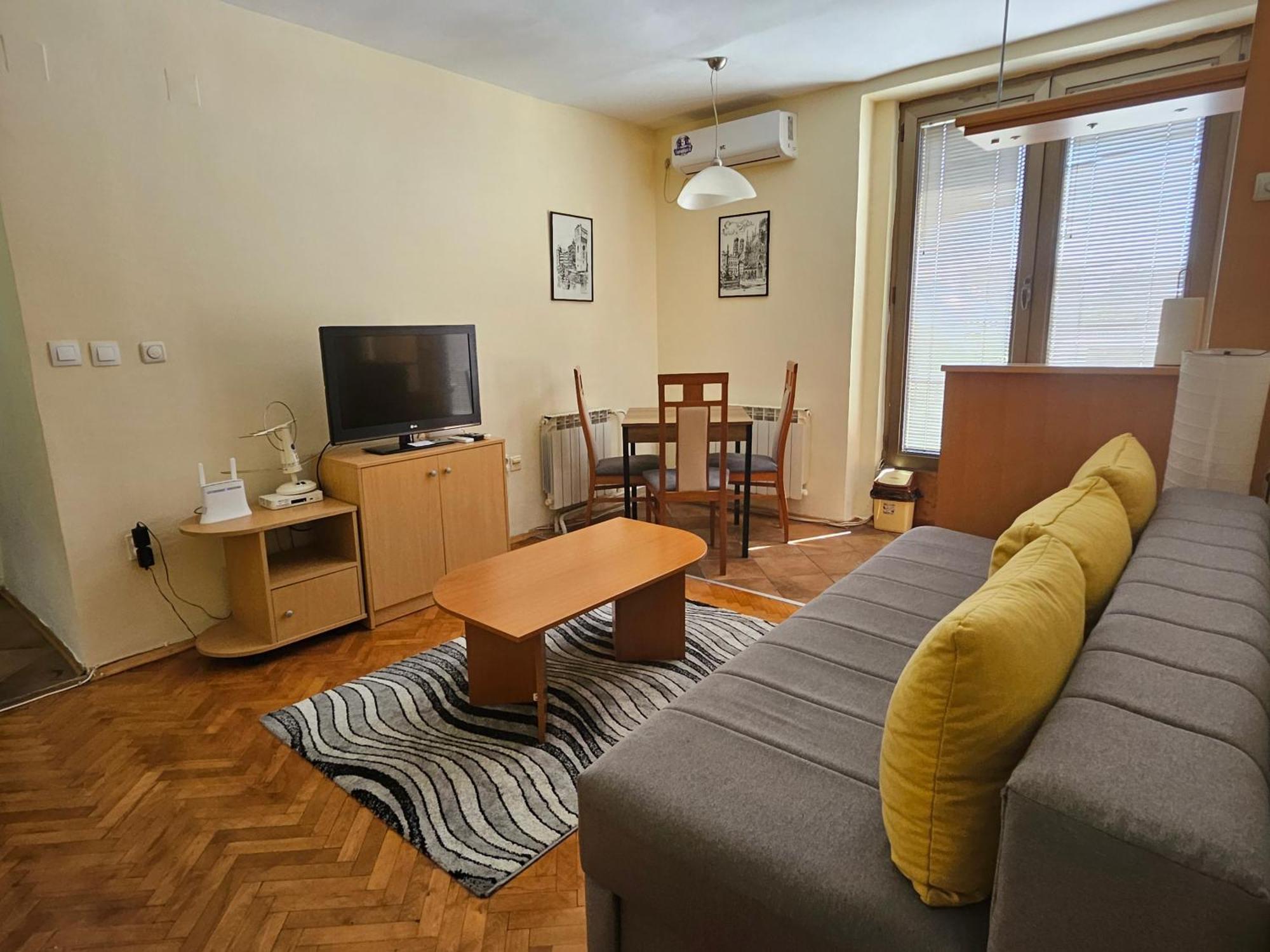 Lovely Square Apartment Purple Velvet 斯科普里 外观 照片